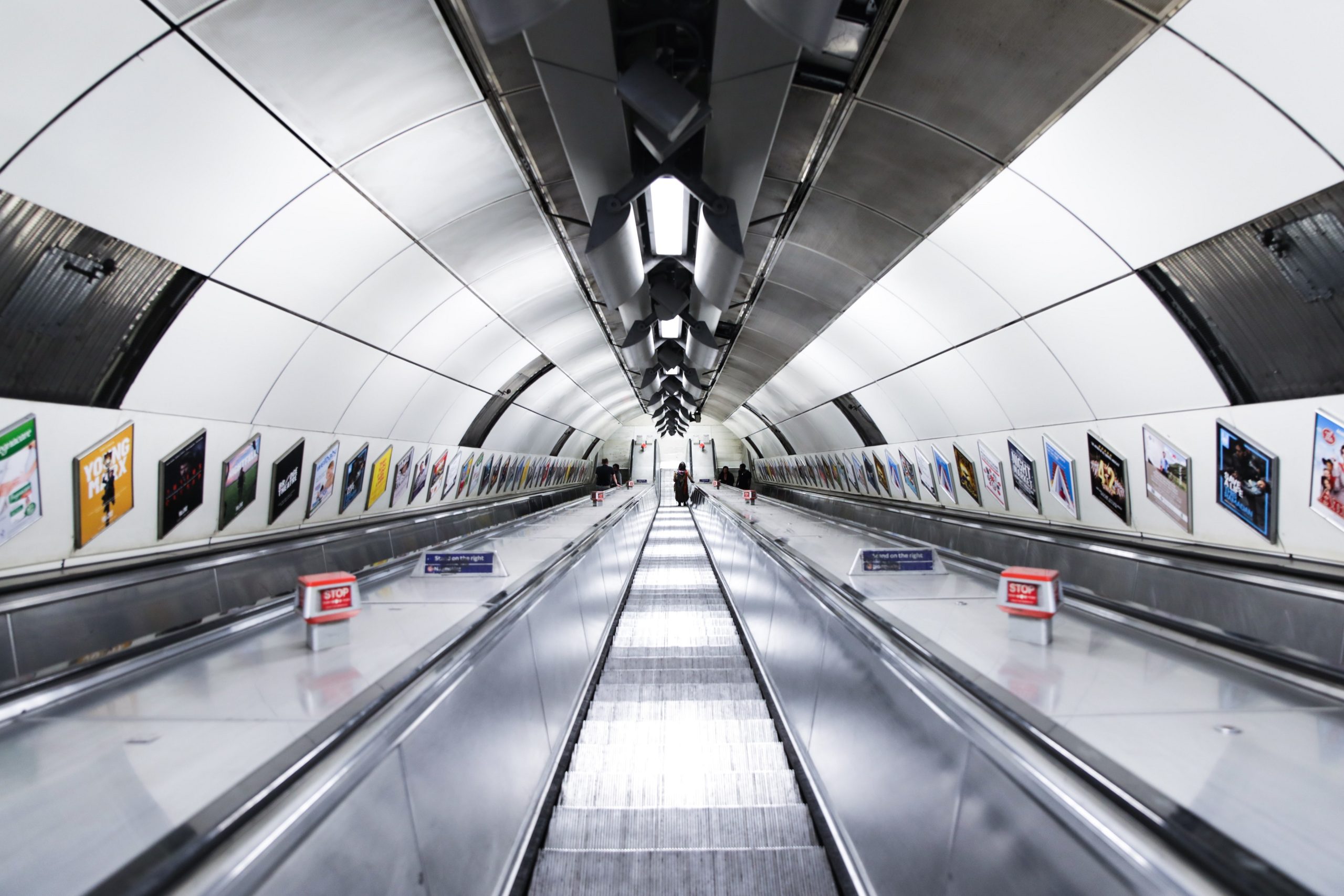 Rolltreppe abwärts in Londoner U-Bahn