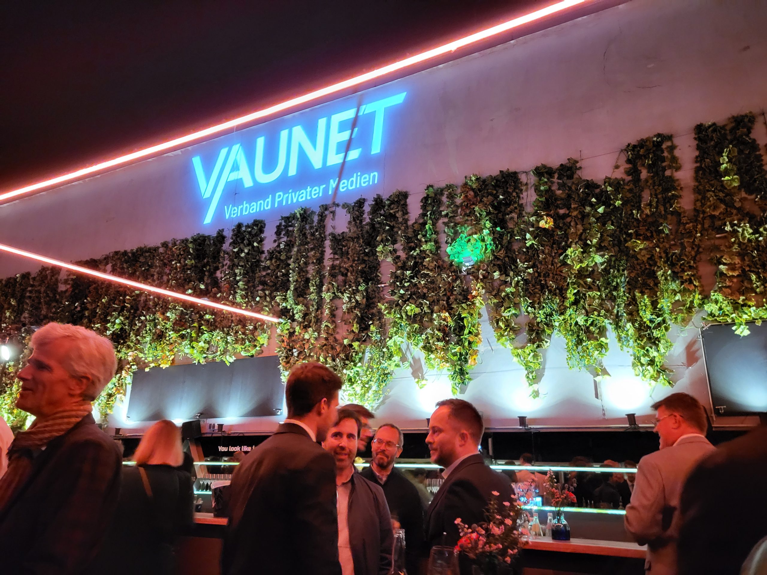 VAUNET-Get-together auf der Dachterasse des Weekend Clus Berlin 2022