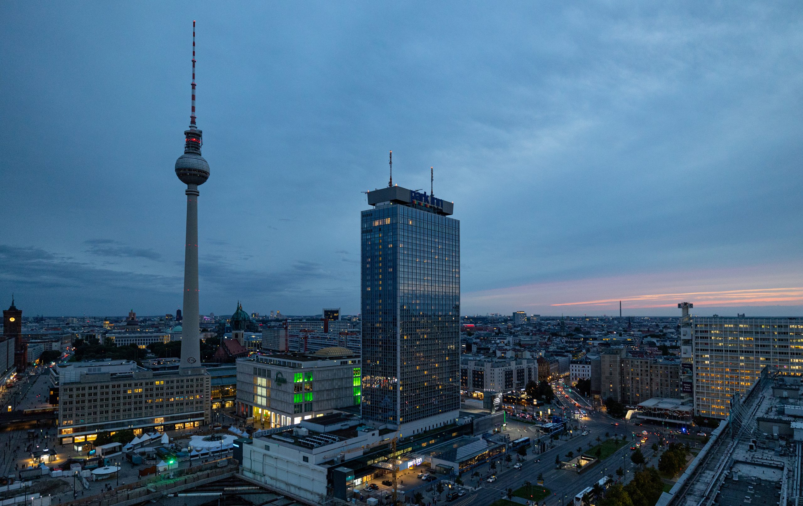 Aussicht von der Dachterasse auf Berlin mit Fernsehturm