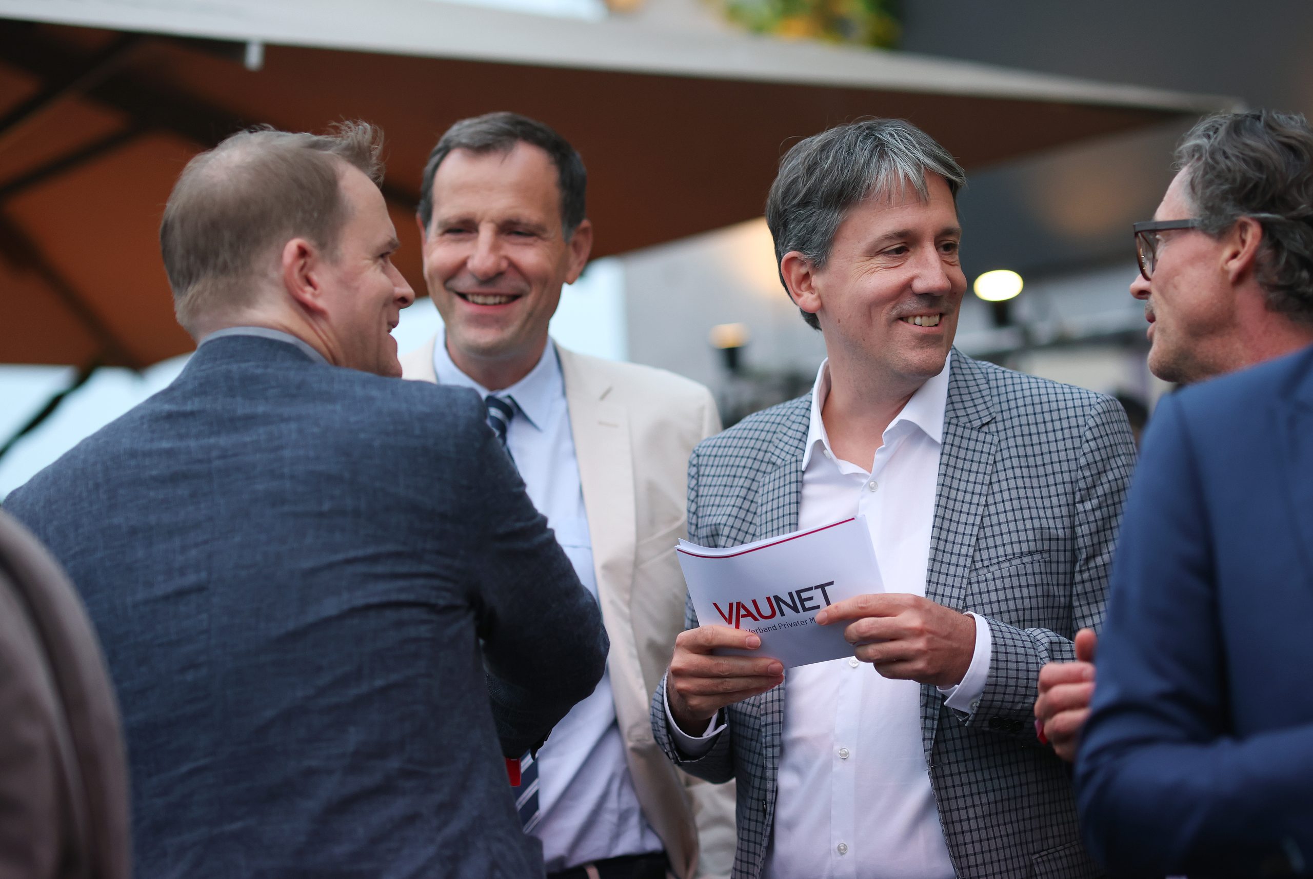 VAUNET-Vorstand Dr. Michael Müller (mitte links) und VAUNET-Vorstandsvorsitzender Claus Grewenig mitte rechts) auf dem Get-together