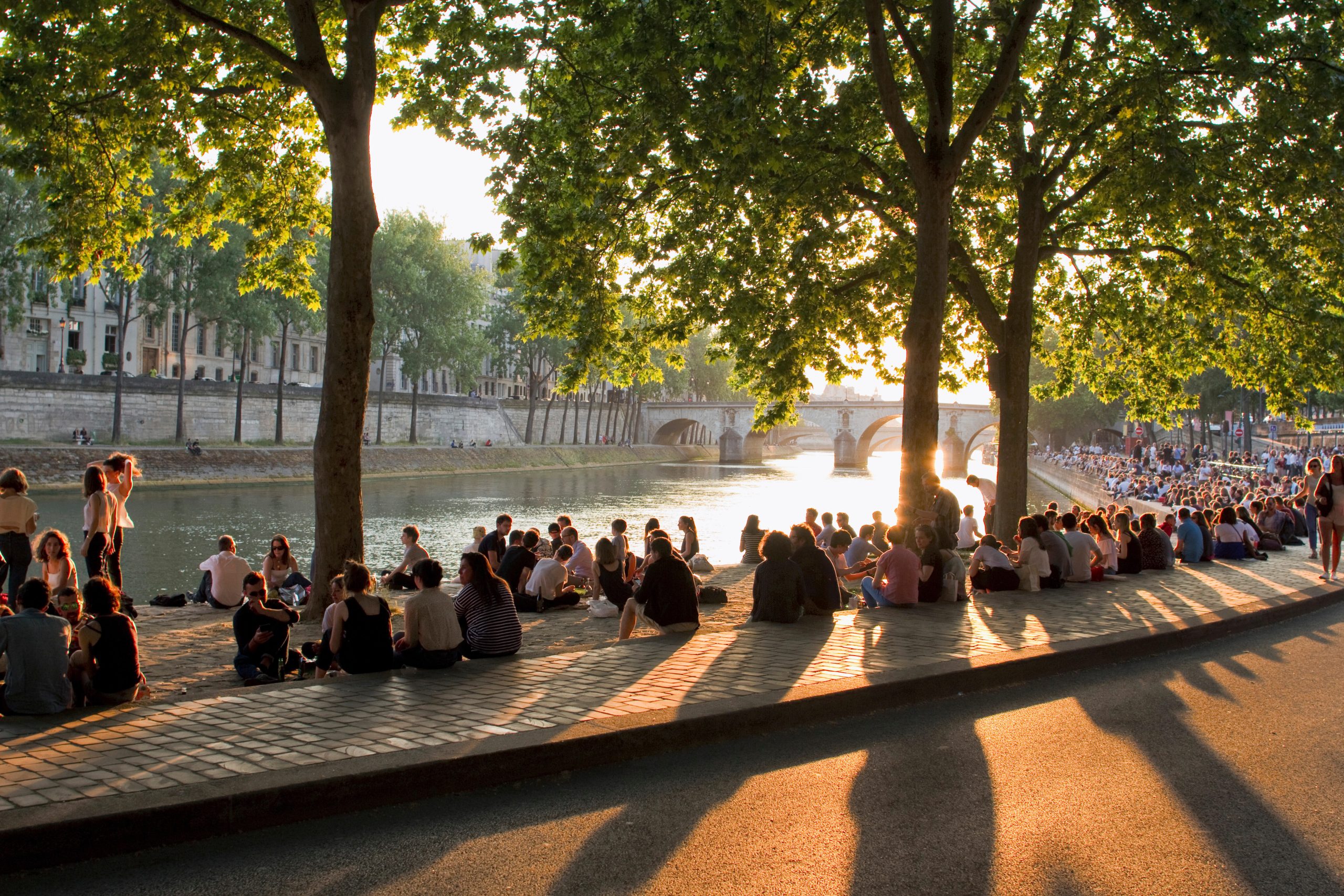 Picknicker am Ufer der Seine, am Ende des Tages in Paris, Frankreich