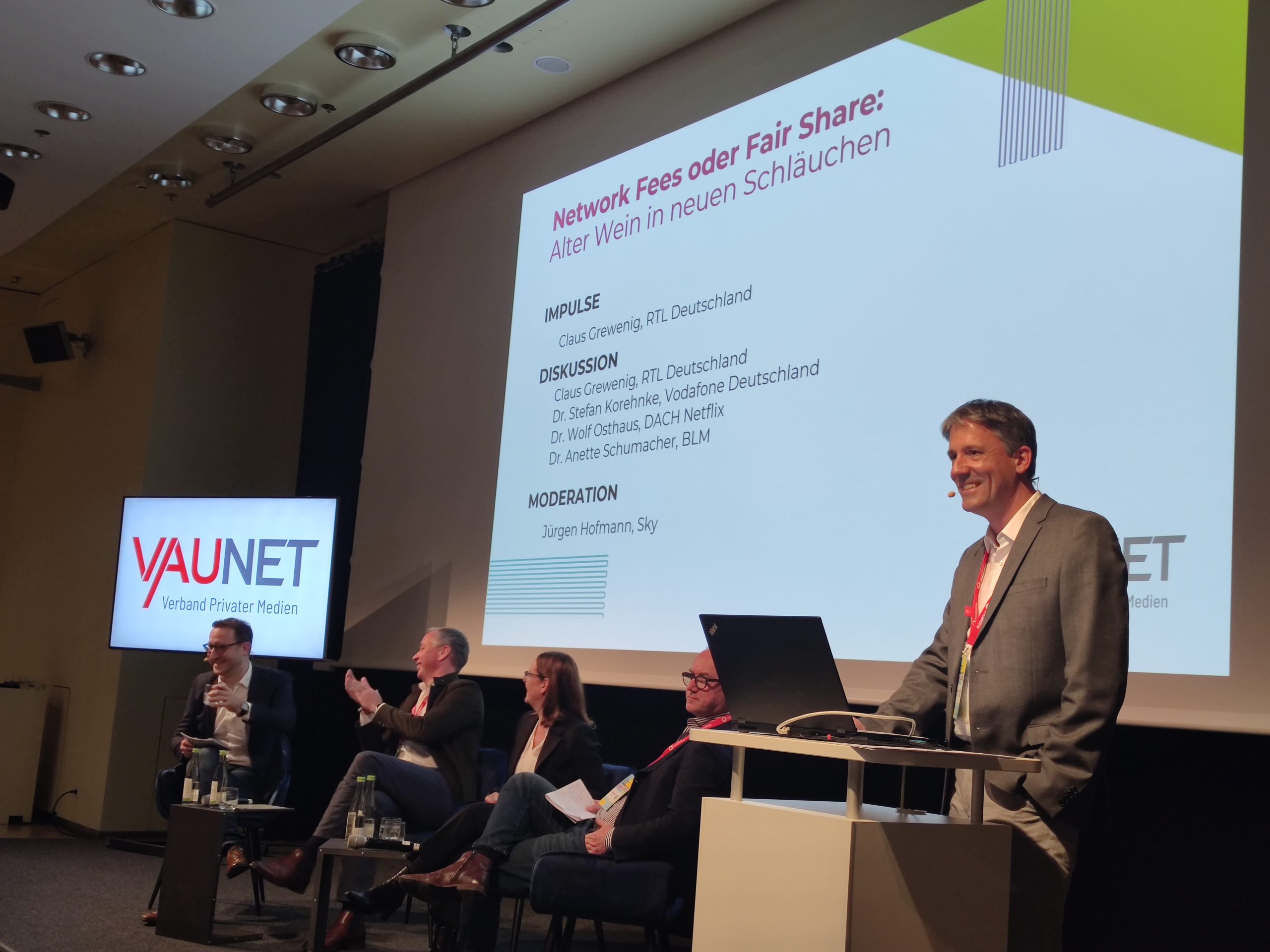 VAUNET-Vorstandsvorsitzender Claus Grewenig hält einen Vortrag beim VAUNET-Panel auf den Medientagen München
