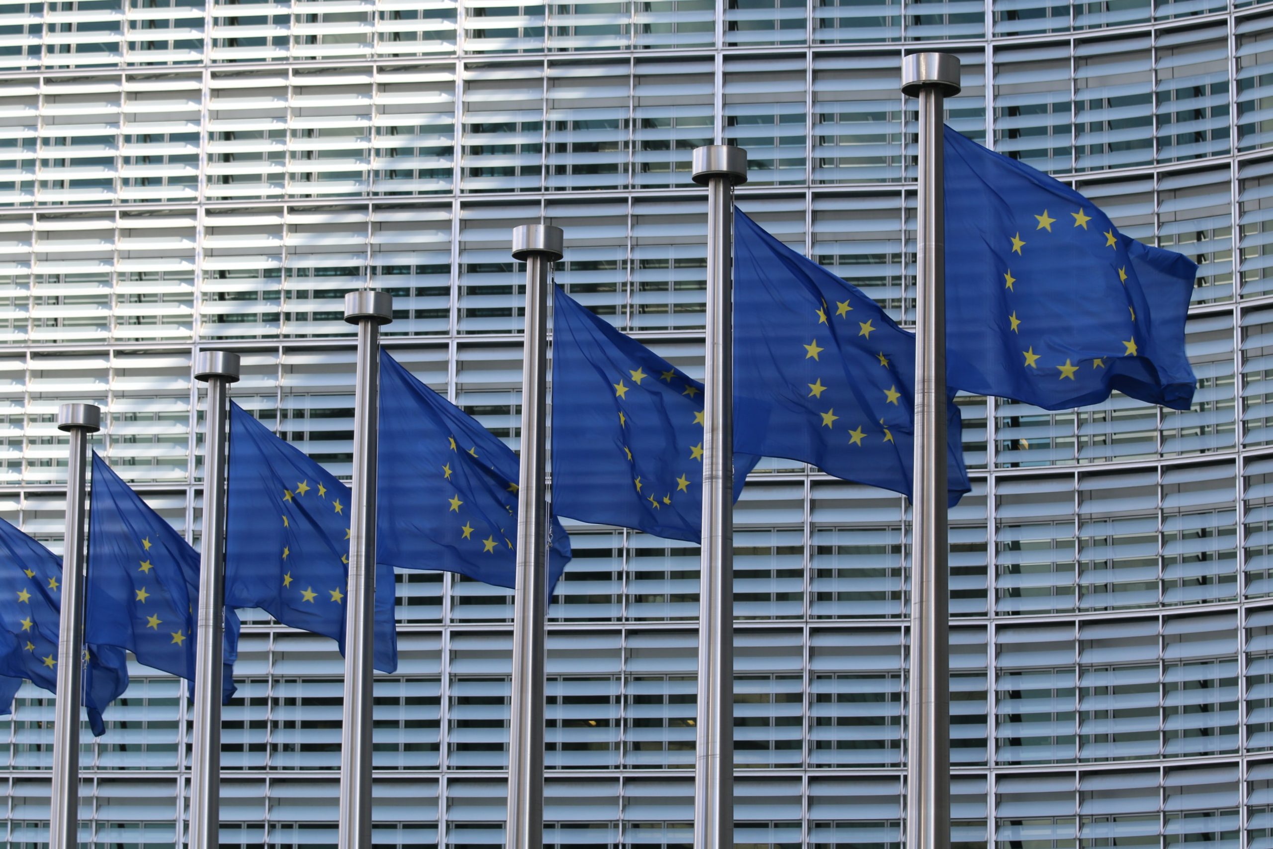 Europäische Flagen vor dem Gebäude der Europäischen Kommission